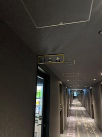 Vending machine includes