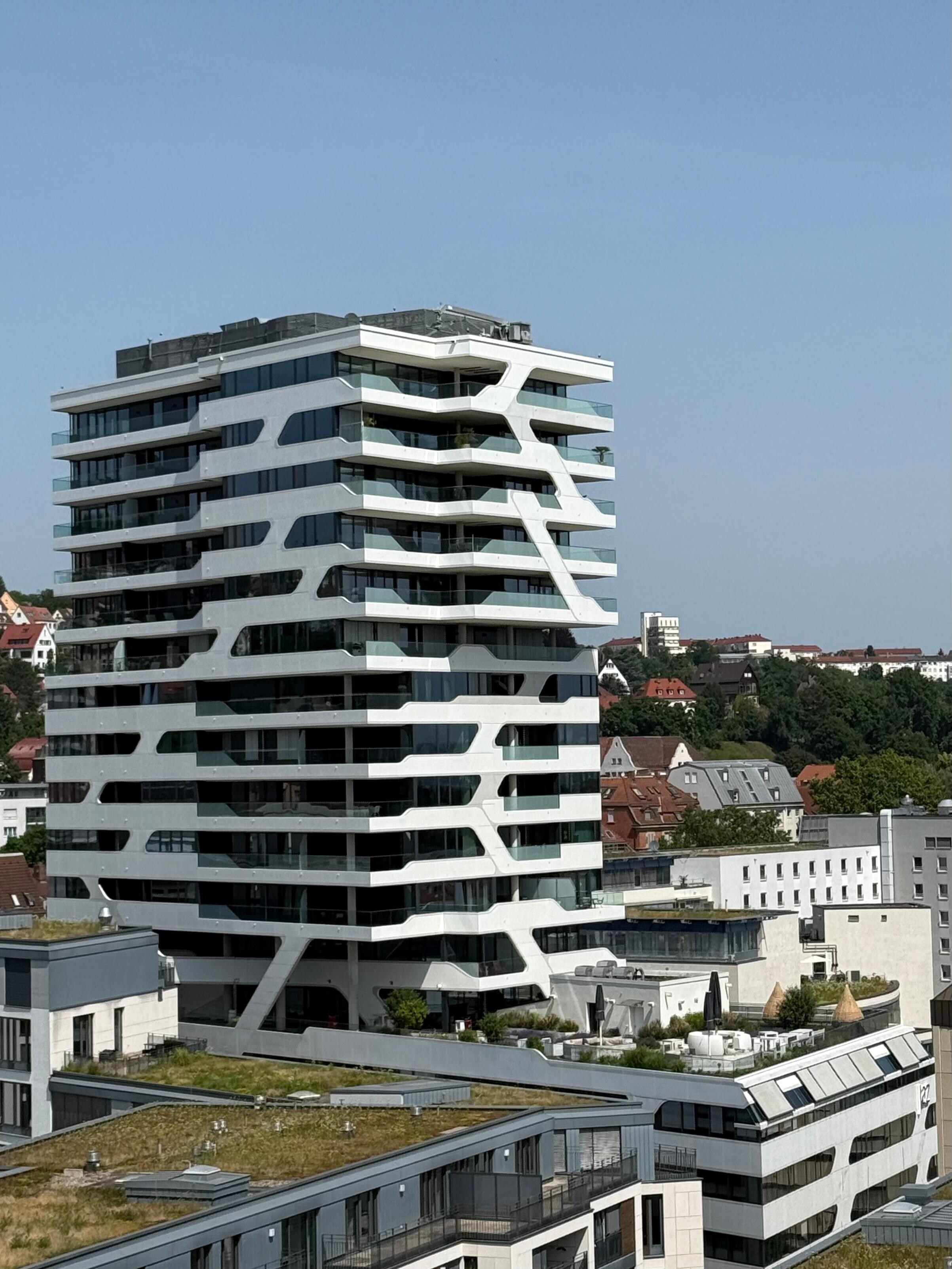 Gebäude und Dachterrasse der Bar