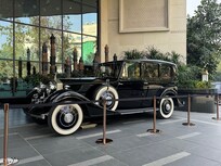 A beautiful vintage Rolls Royce to greet you at the entrance