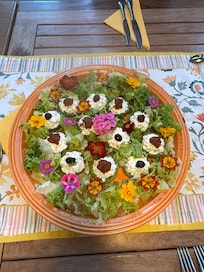 Hors d’œuvre à base de tomates et de fleurs comestibles
