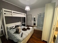 Quarto grande , com um jardim a porta.