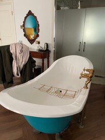 Footed bath