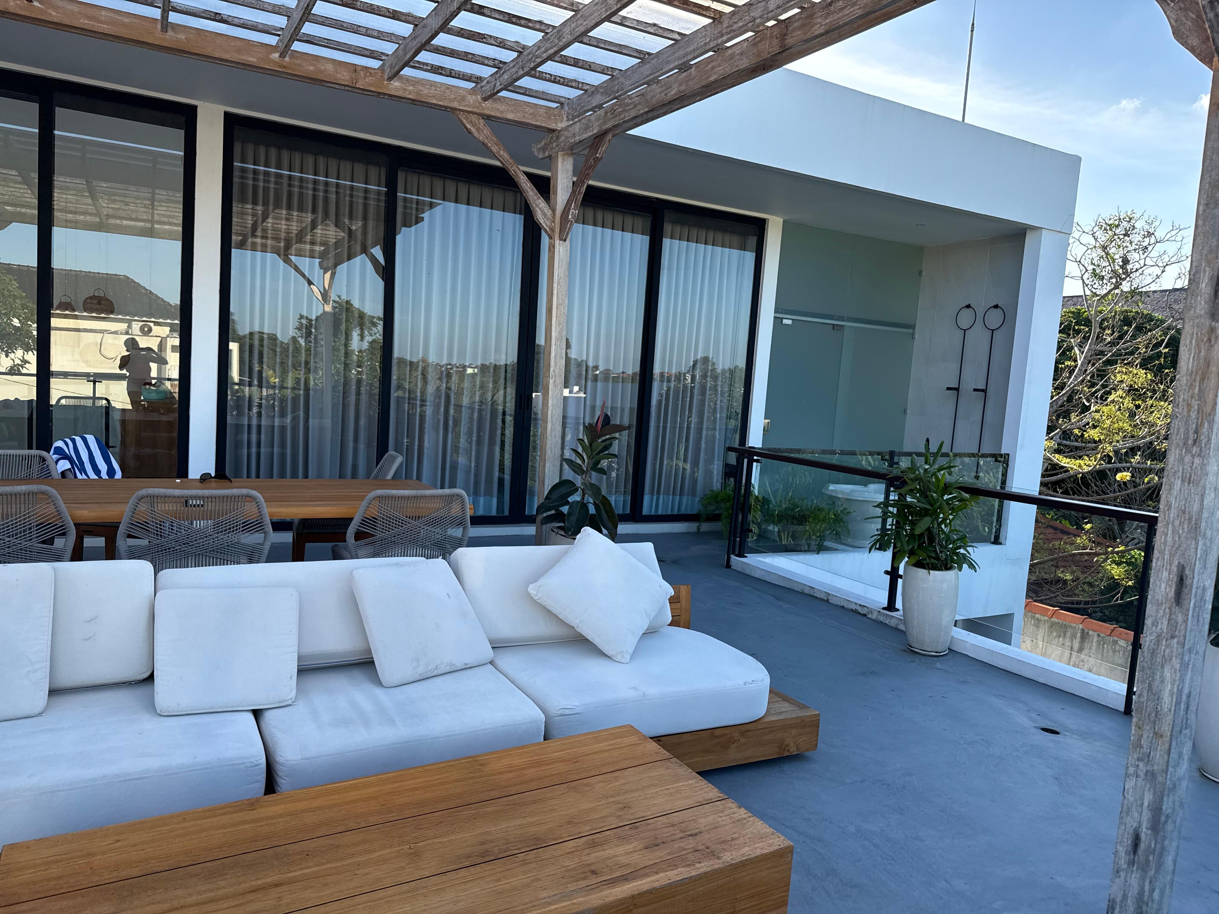 upstairs outdoor area, with outdoor tub
