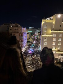 la Cabalgata de los Reyes Magos. (Three Kings' Parade)