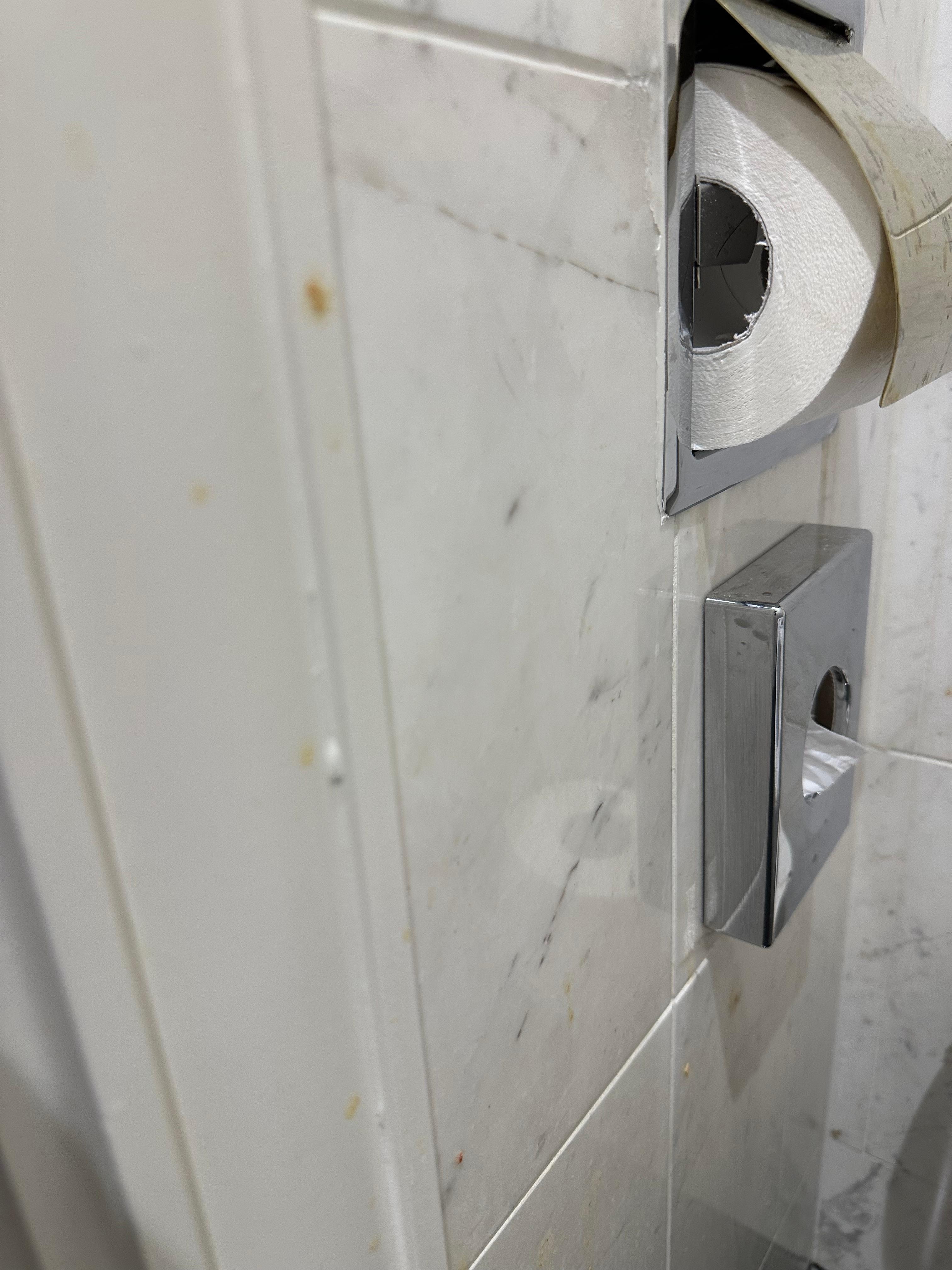 Taches de vomi ou autre liquide sur les murs du WC. Juste dégoûtant. 