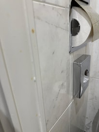 Taches de vomi ou autre liquide sur les murs du WC. Juste dégoûtant.