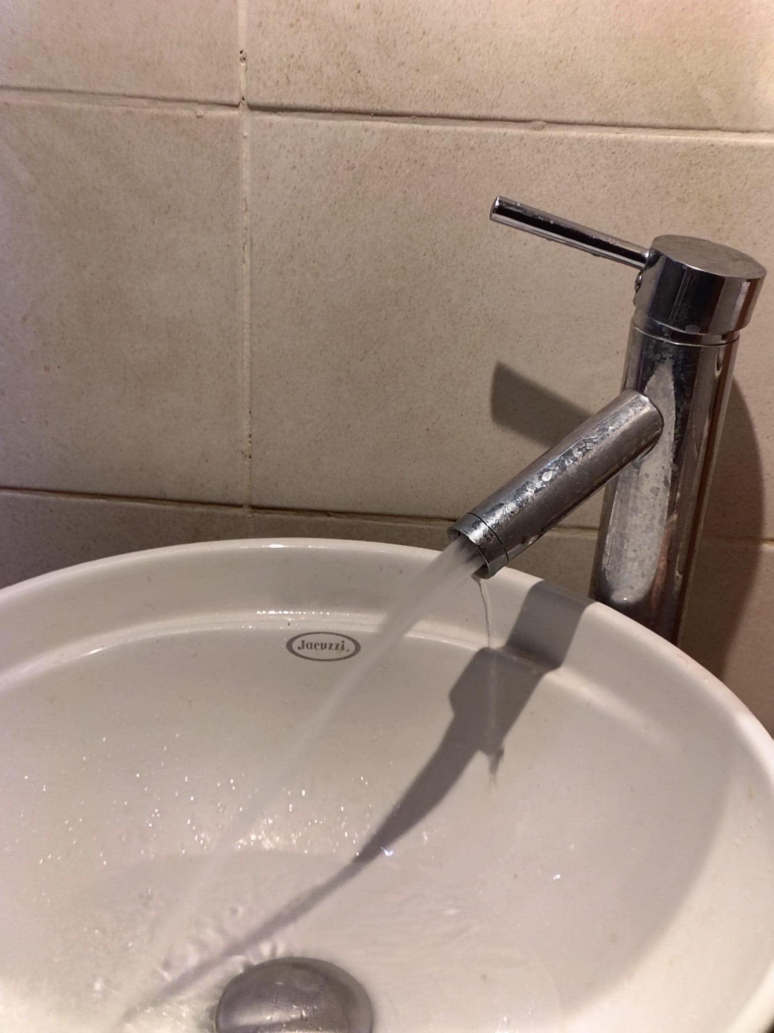 Jet d'eau presque horizontale.Vraiment pas pratique