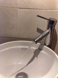 Jet d'eau presque horizontale.Vraiment pas pratique