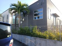 この窓から道路が丸見えでロールカーテンなどあればいいと思います。