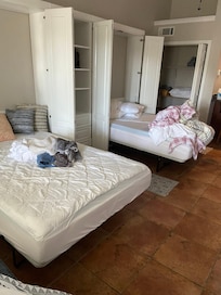 Unit was not cleaned upon arrival.