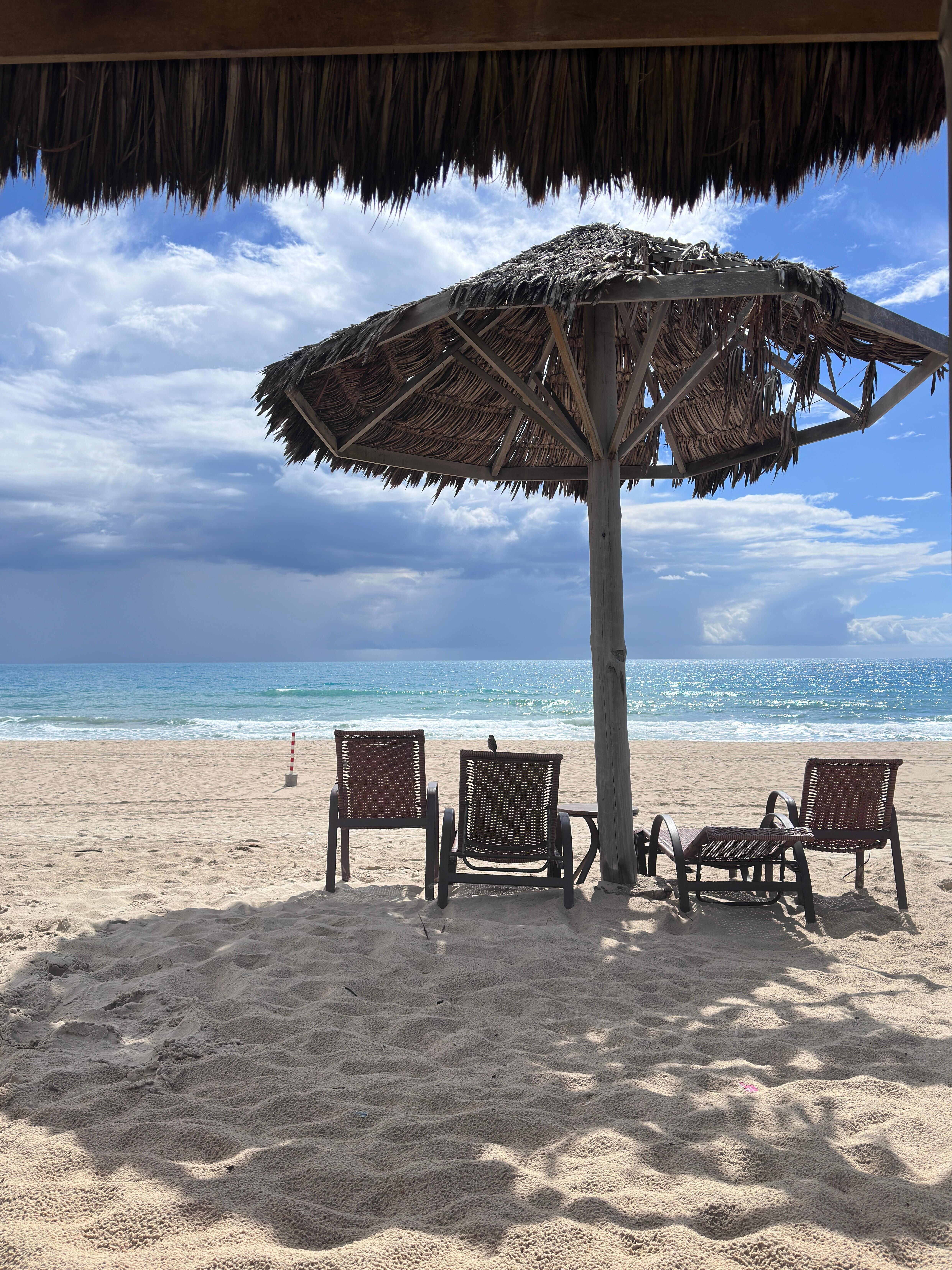 The resort is by the beach and the facilities are awesome, with easy access and nearby pool, bar and restaurant 
