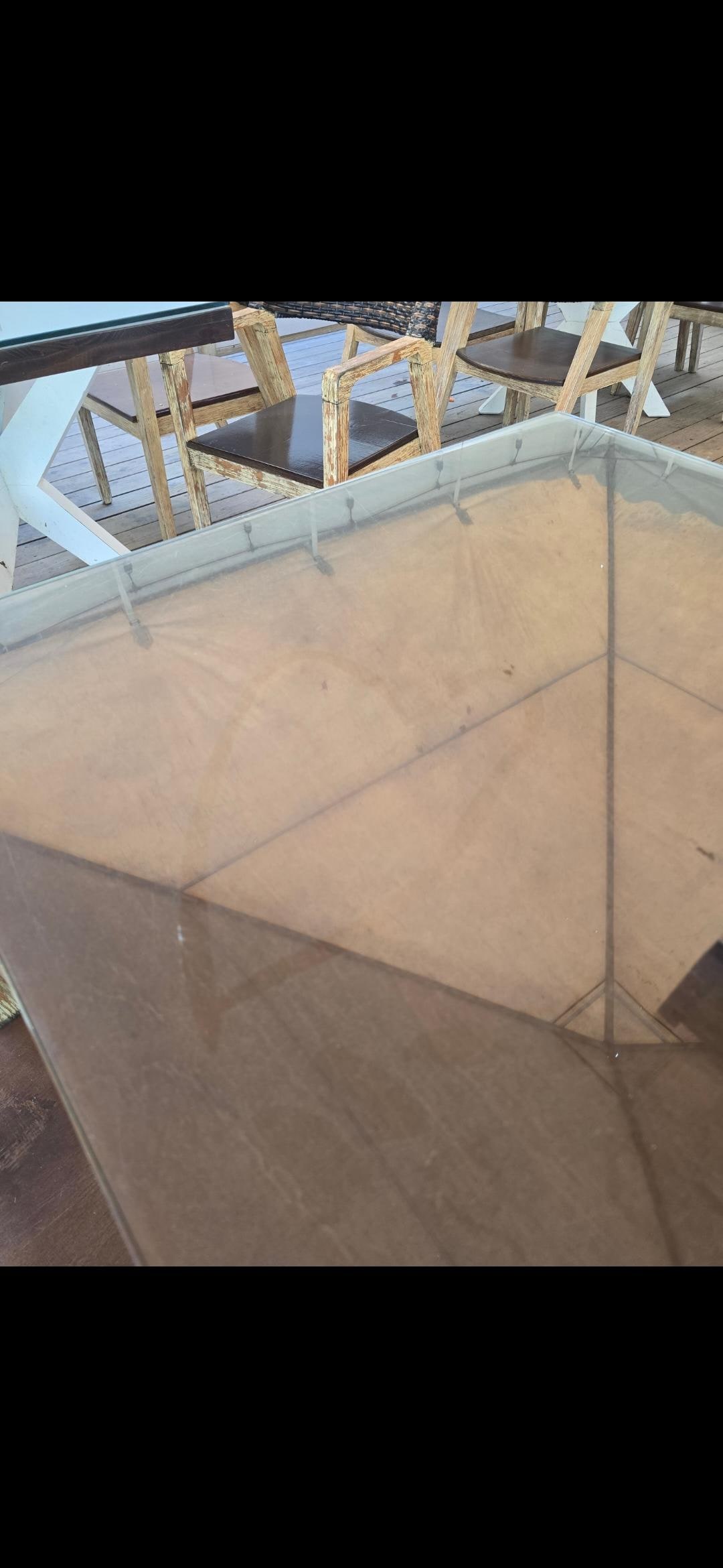 Una de las cosas que no estaban incluidas es que trabajen cuando las personas estan comiendo creo que es de muy mal educacion .. ya que todo el polvo caia sobre la mesa .. La comida de verdad muy mal deverian de servir comidad Hondureña de verdad no 