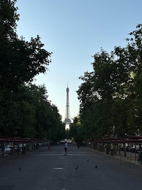 Within walking distance of la Tour Eiffel.