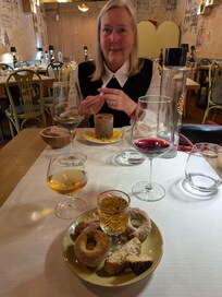 Terra de Siena restaurant 200m away. Recommended.