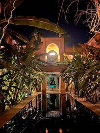 Vue de 2 piscines du hall de l'hôtel
