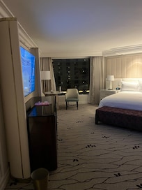 King bed and tv, suite