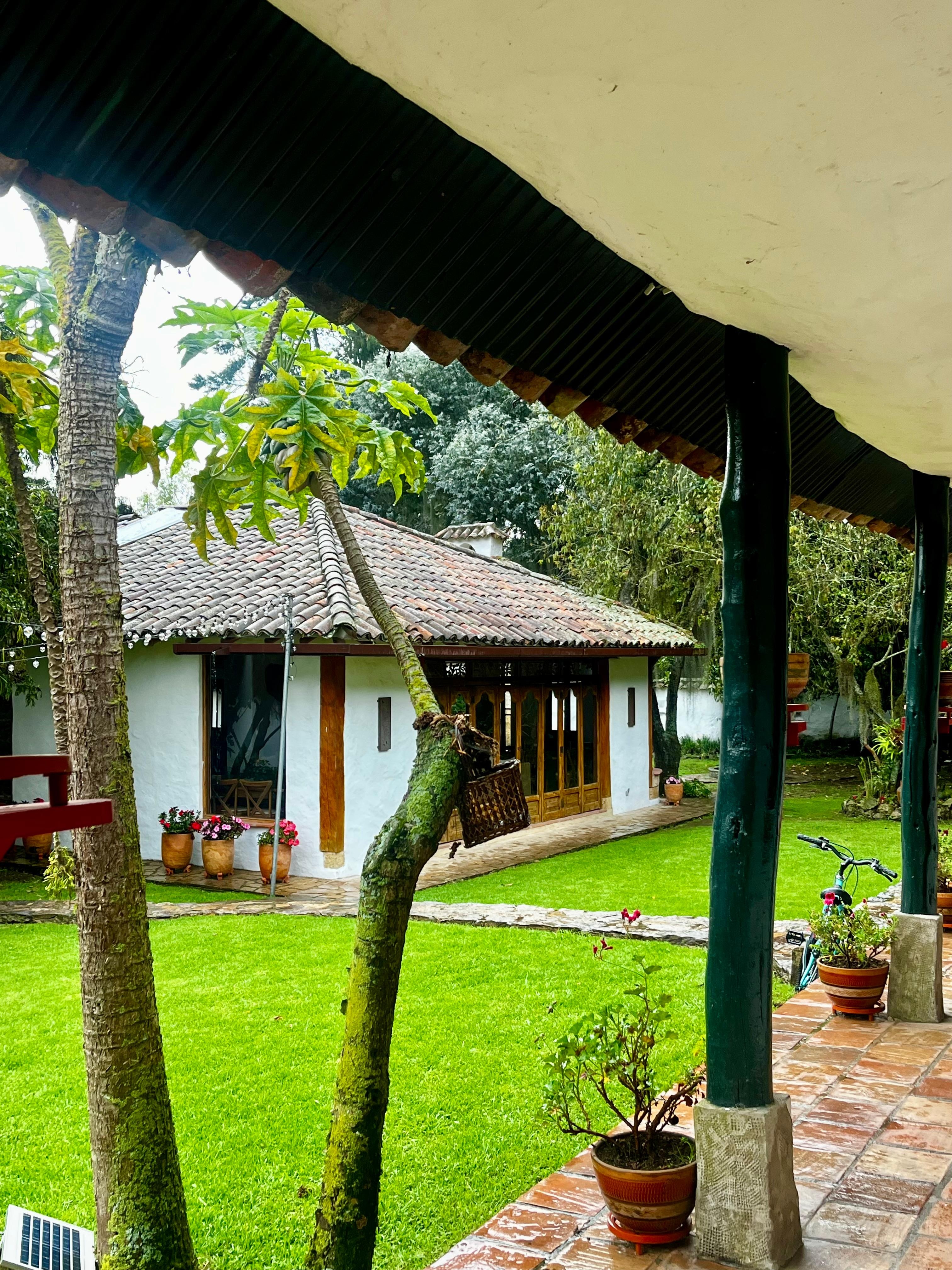 Exterior verde y muy bien cuidado.