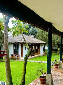 Exterior verde y muy bien cuidado.