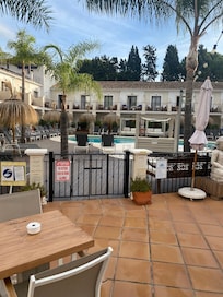 Härligt poolområde. Trevlig bar