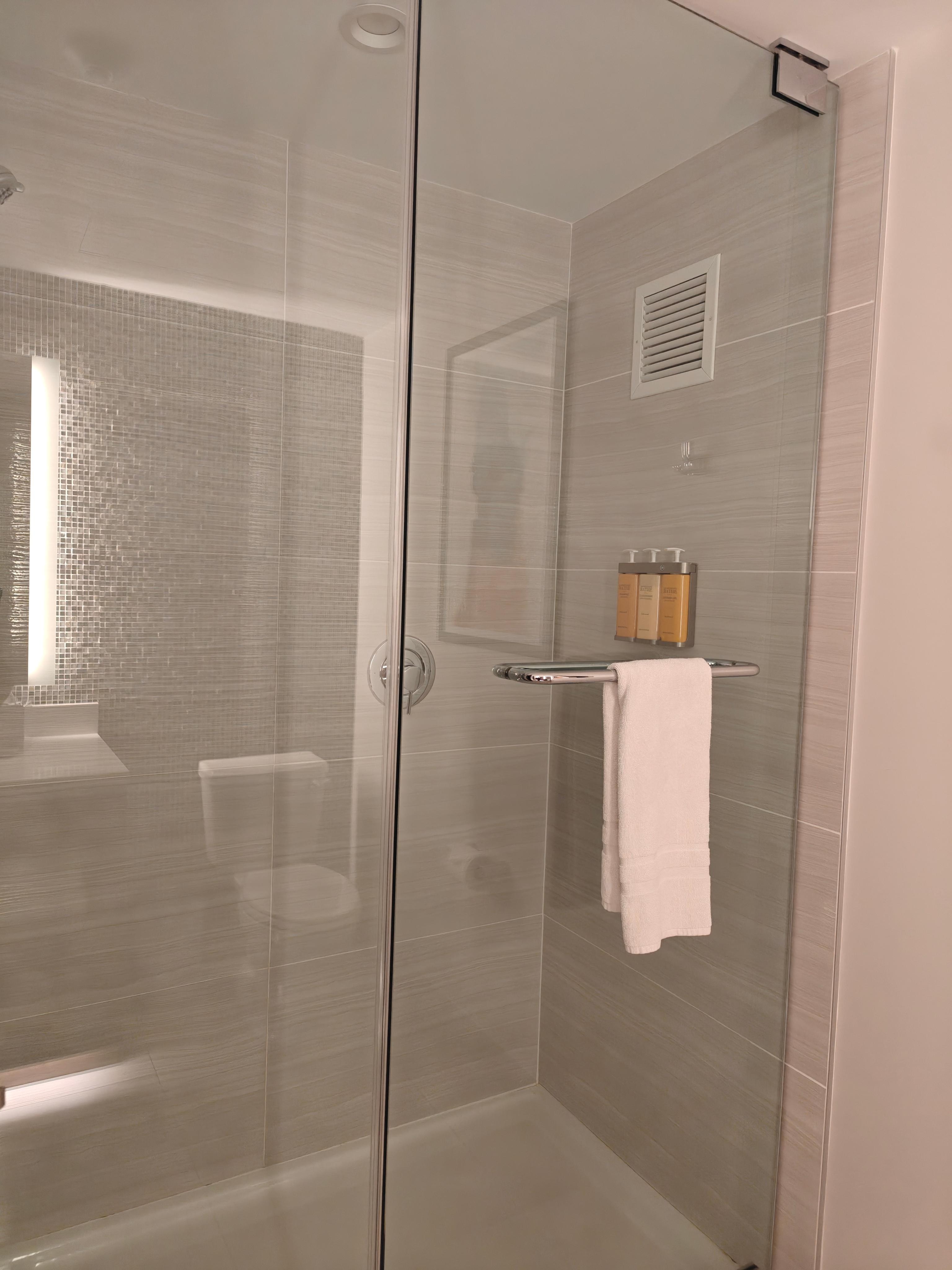 Spaciousness shower 
