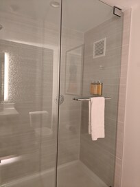 Spaciousness shower