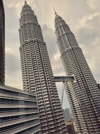 Club level guest room with twin tower view