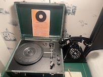 I’m a music lover. The record player works ♥️