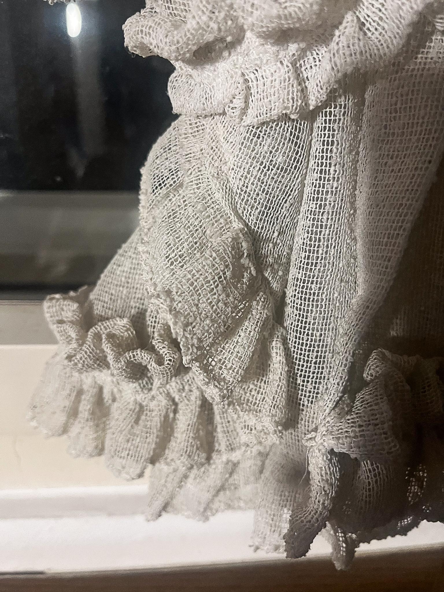 Die Gardine ist dunkelgrau vor Schmutz