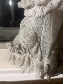 Die Gardine ist dunkelgrau vor Schmutz