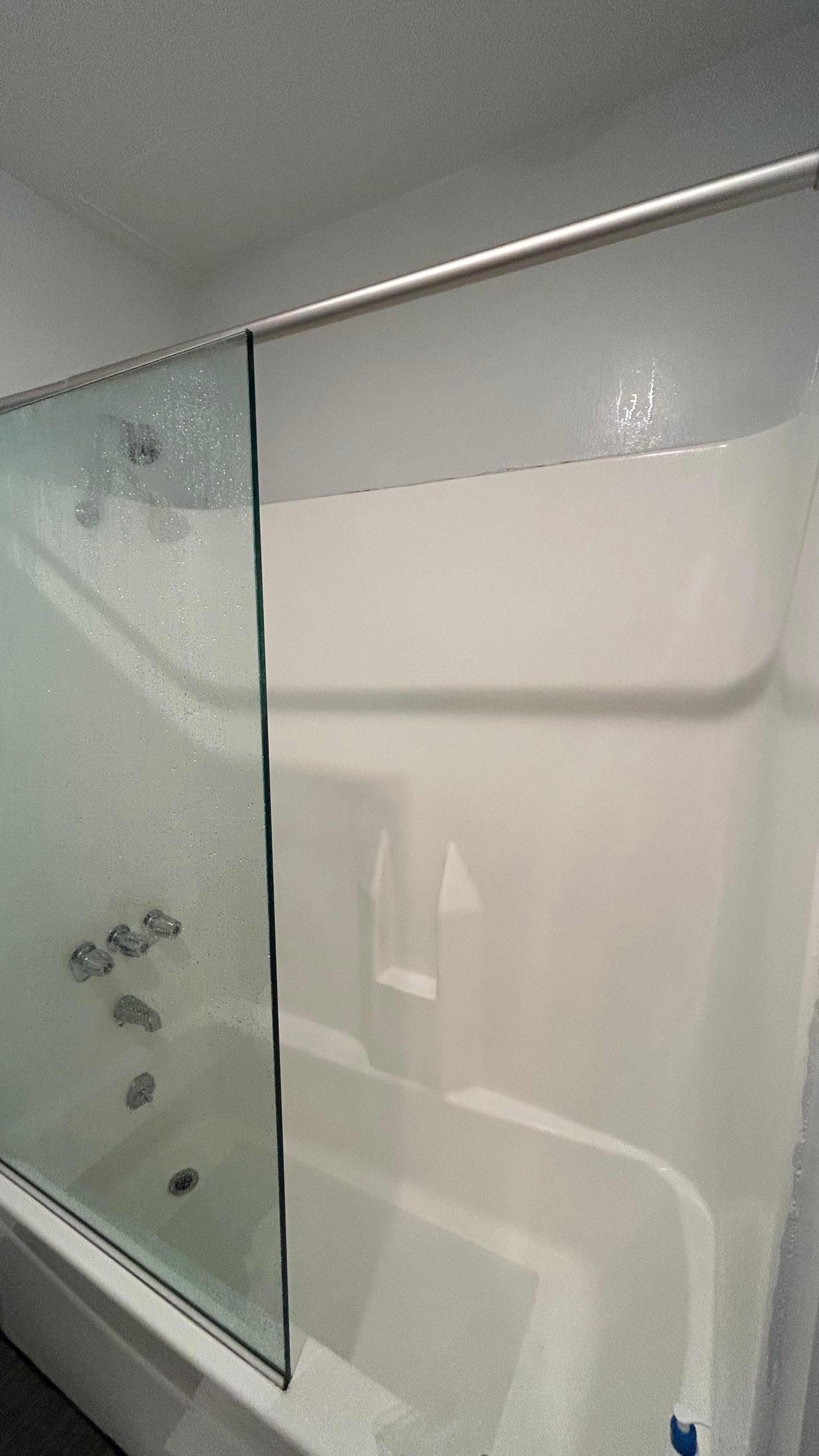 仕切りのないシャワー室