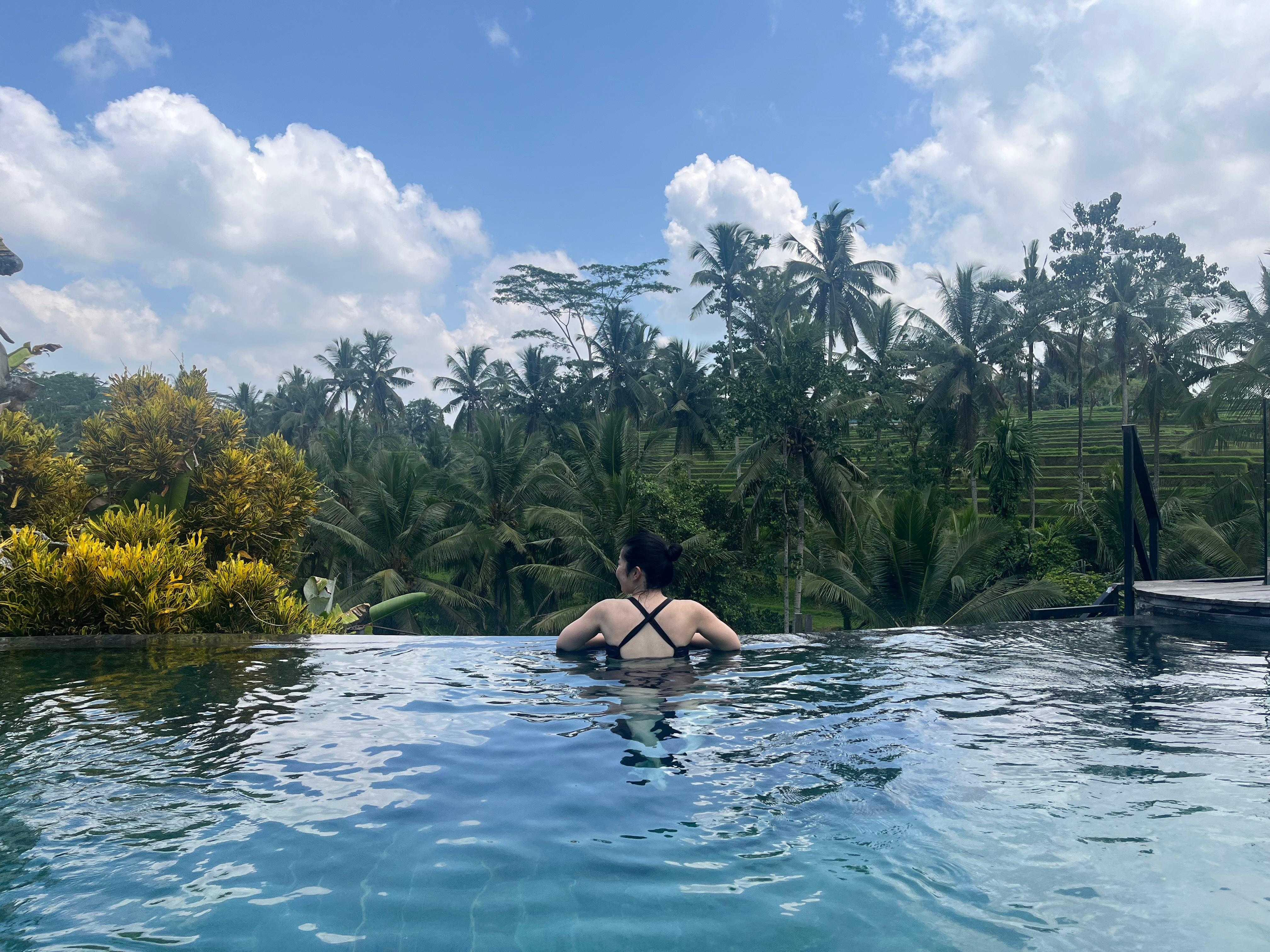 くつろげるプール！眺め最高