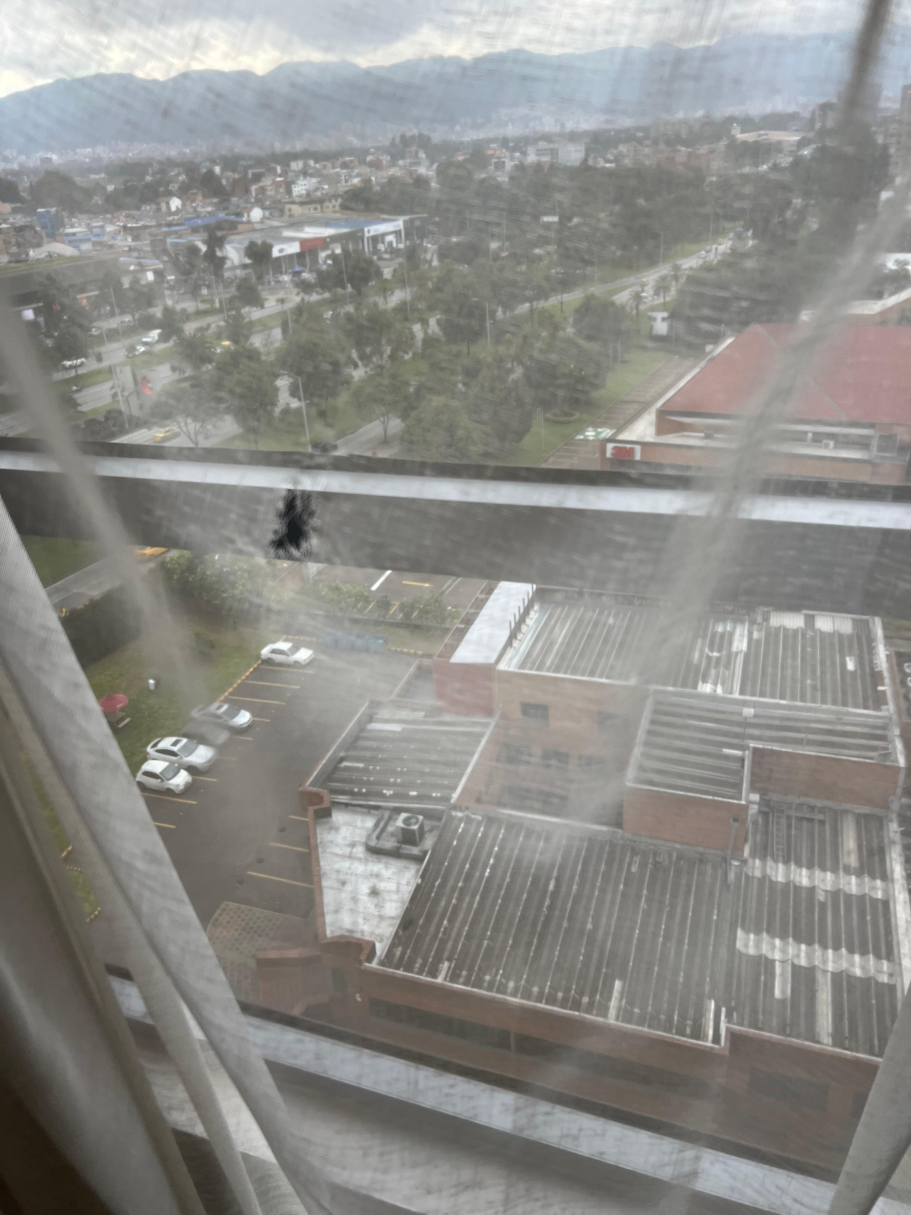 Buraco na cortina do quarto 