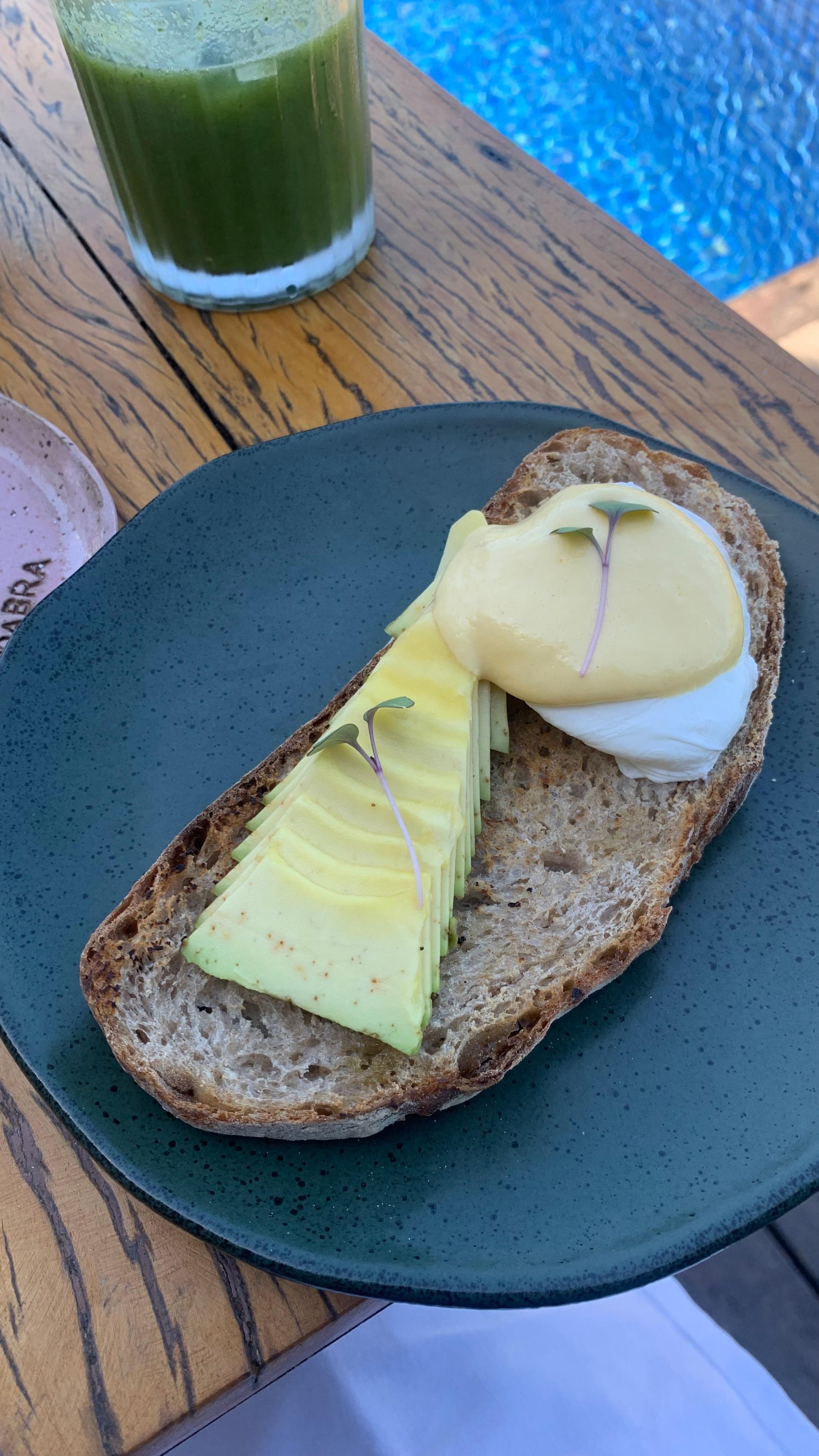 Torrada com avocado e ovo pochê no Café de manhã.