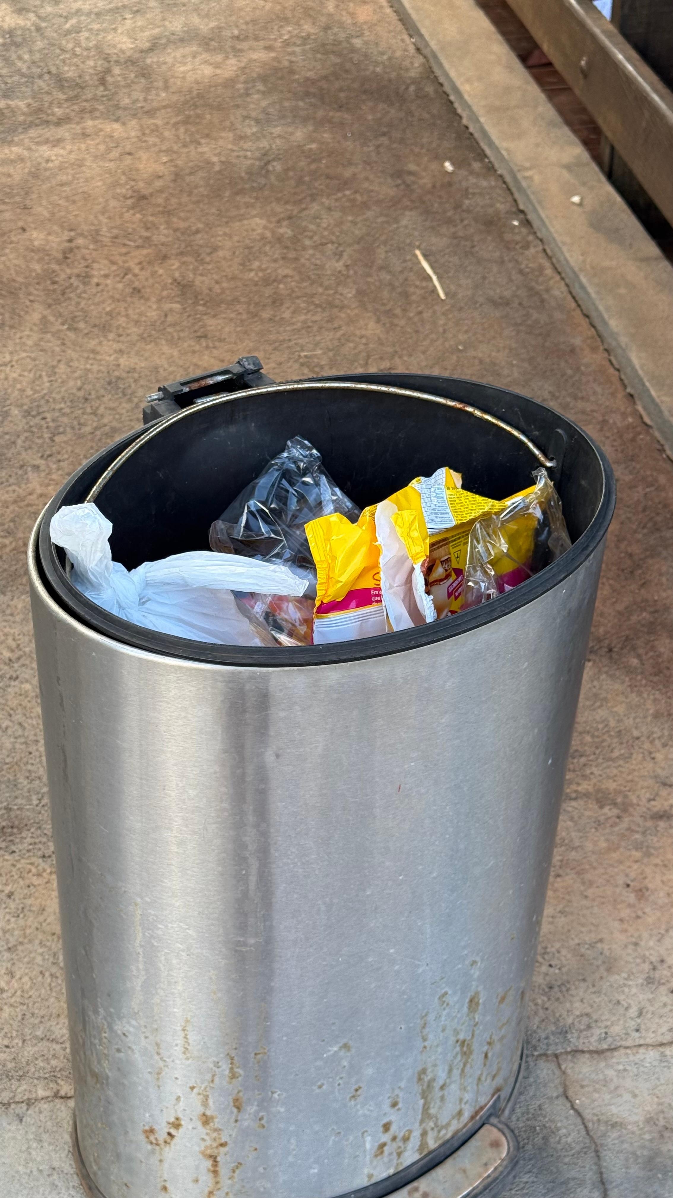 Apenas duas latas de lixo, abertas, para 7 quartos