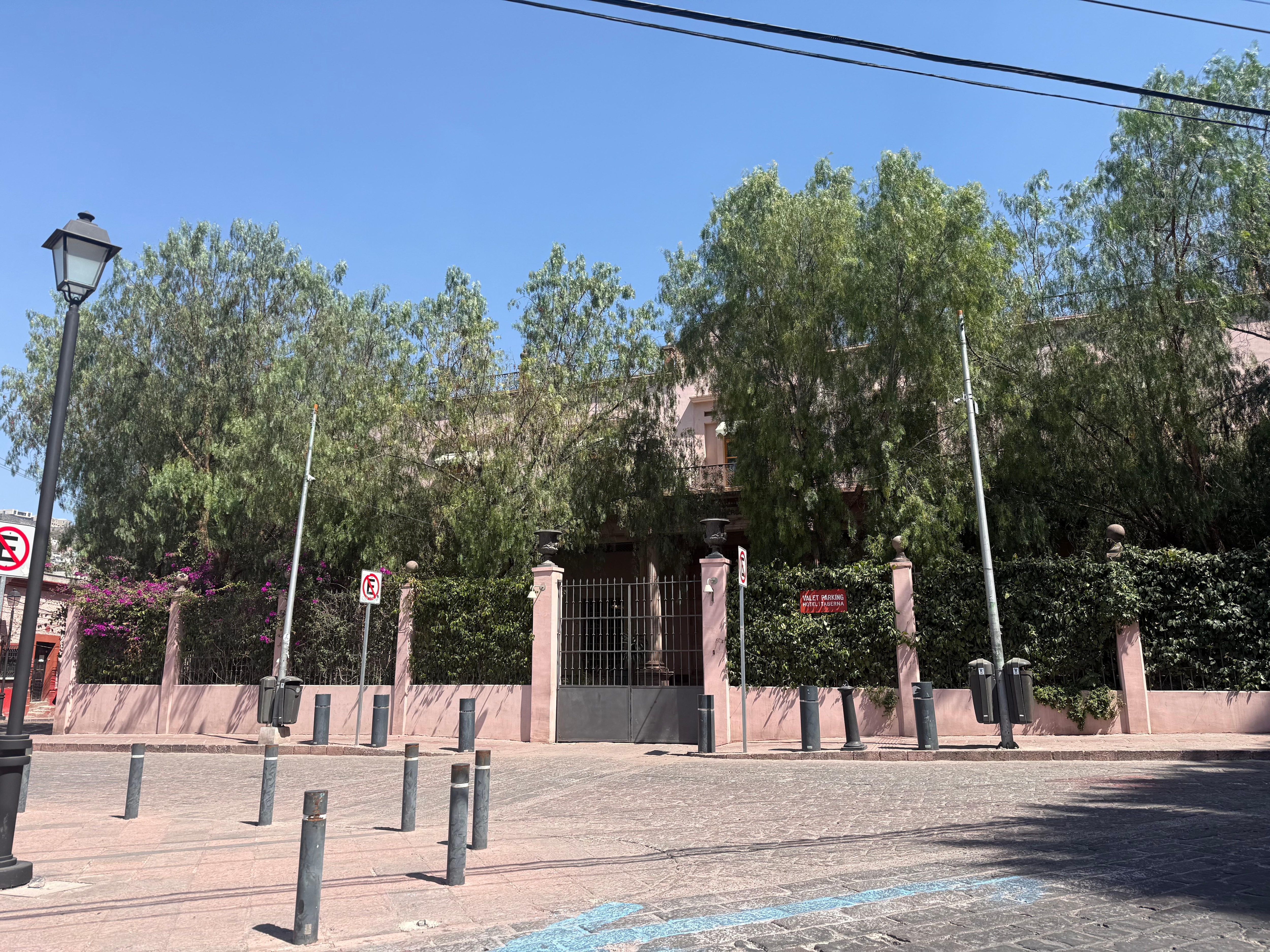 Esta es la fachada. No dice HÉRCULES. Pero ahí es donde se encuentra la entrada a recepción.