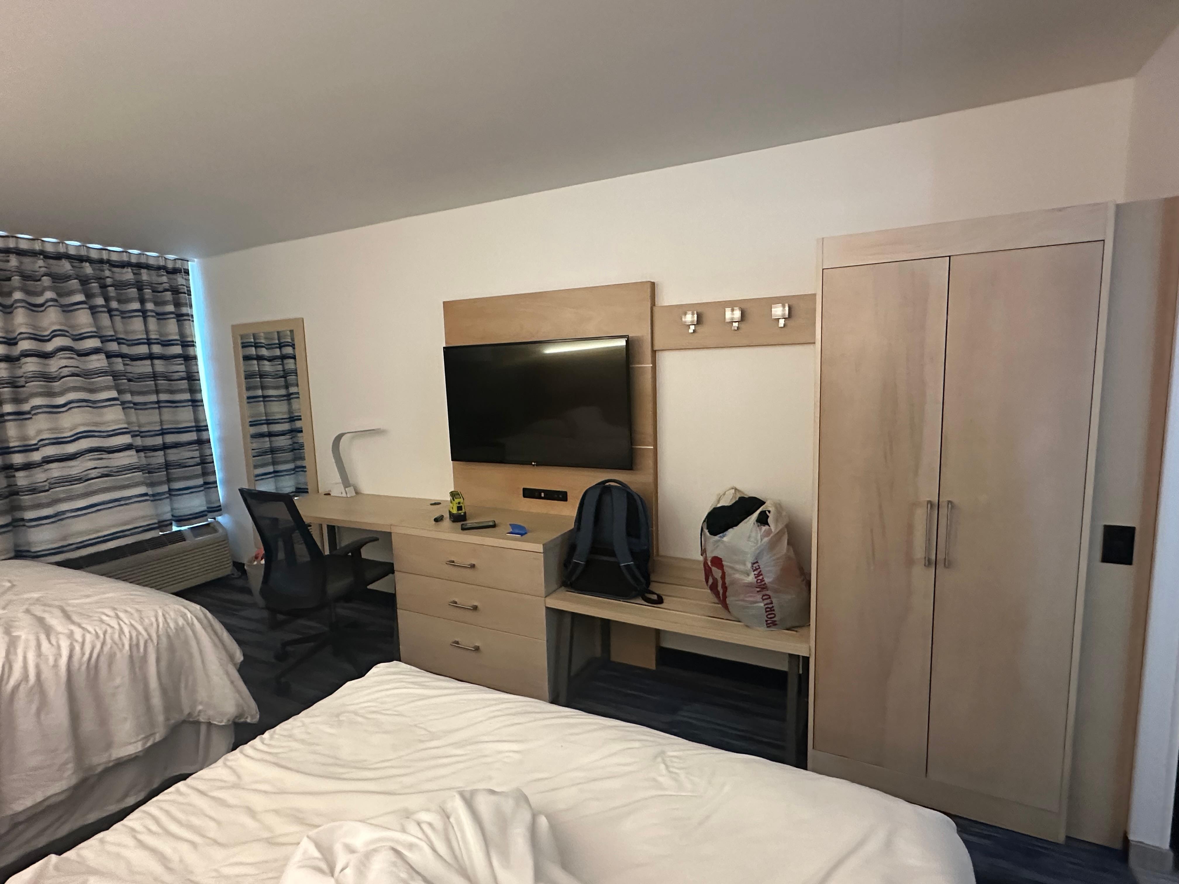 Tons of storage & especially love the luggage “shelf”. 