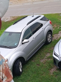 Al llegar estava este carro hay era de la de limpiesa uso el estacionaniento porque segun ella no savia que yo tenia la reservation
