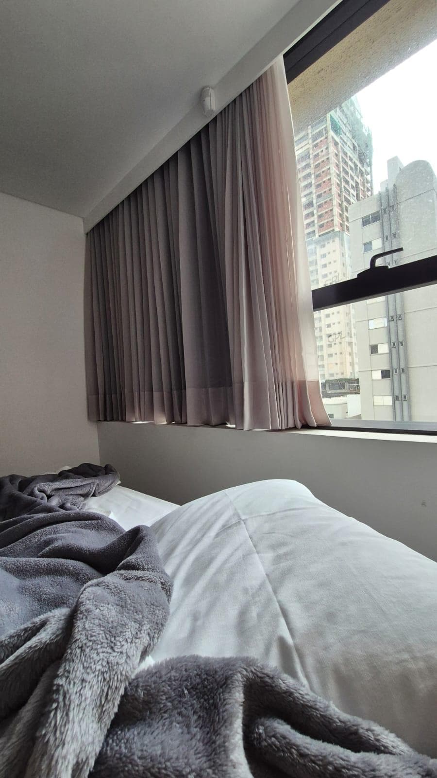 Cama confortável, roupa de cama de qualidade, vista privilegiada.