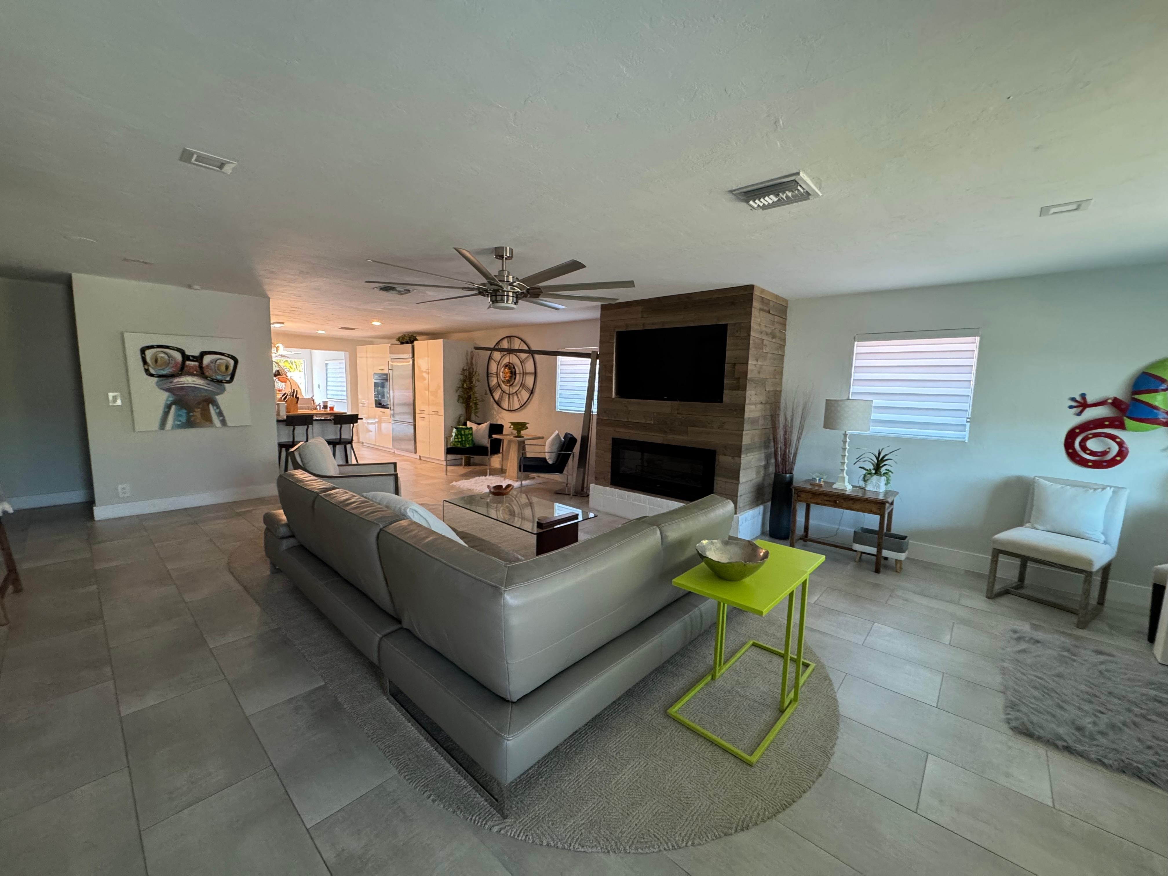 Beautiful and comfortable living room/tv space. TV very easy to use.