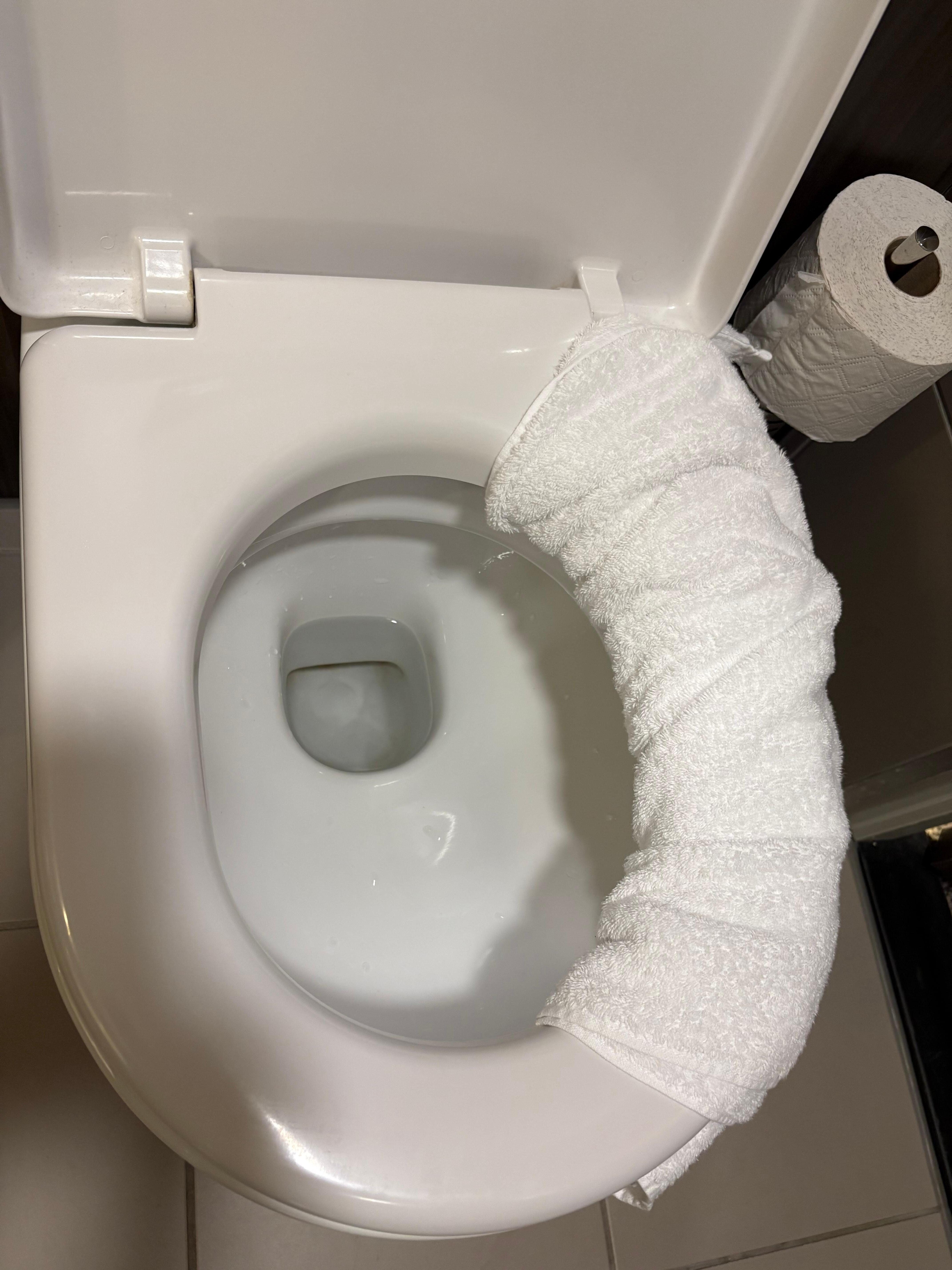 La solución para usarlo. O tener que bajar hasta la recepción para usar el baño público.