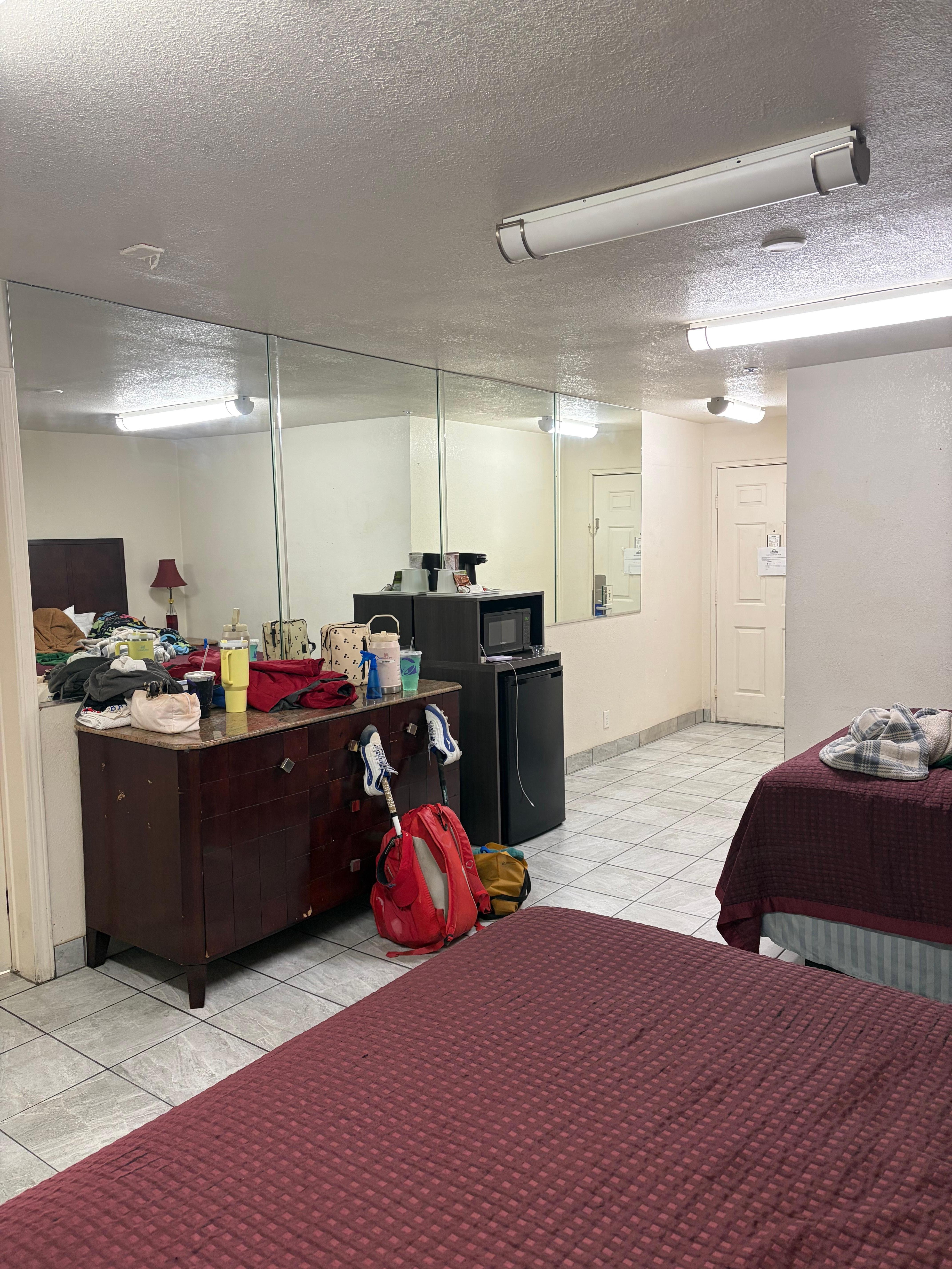 Walk covered in mirrors…looks nothing like rooms advertised 