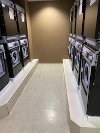 Laundry room 1 - larger machines