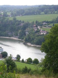 Le quartier du logement vu de la rive opposée, en Suisse