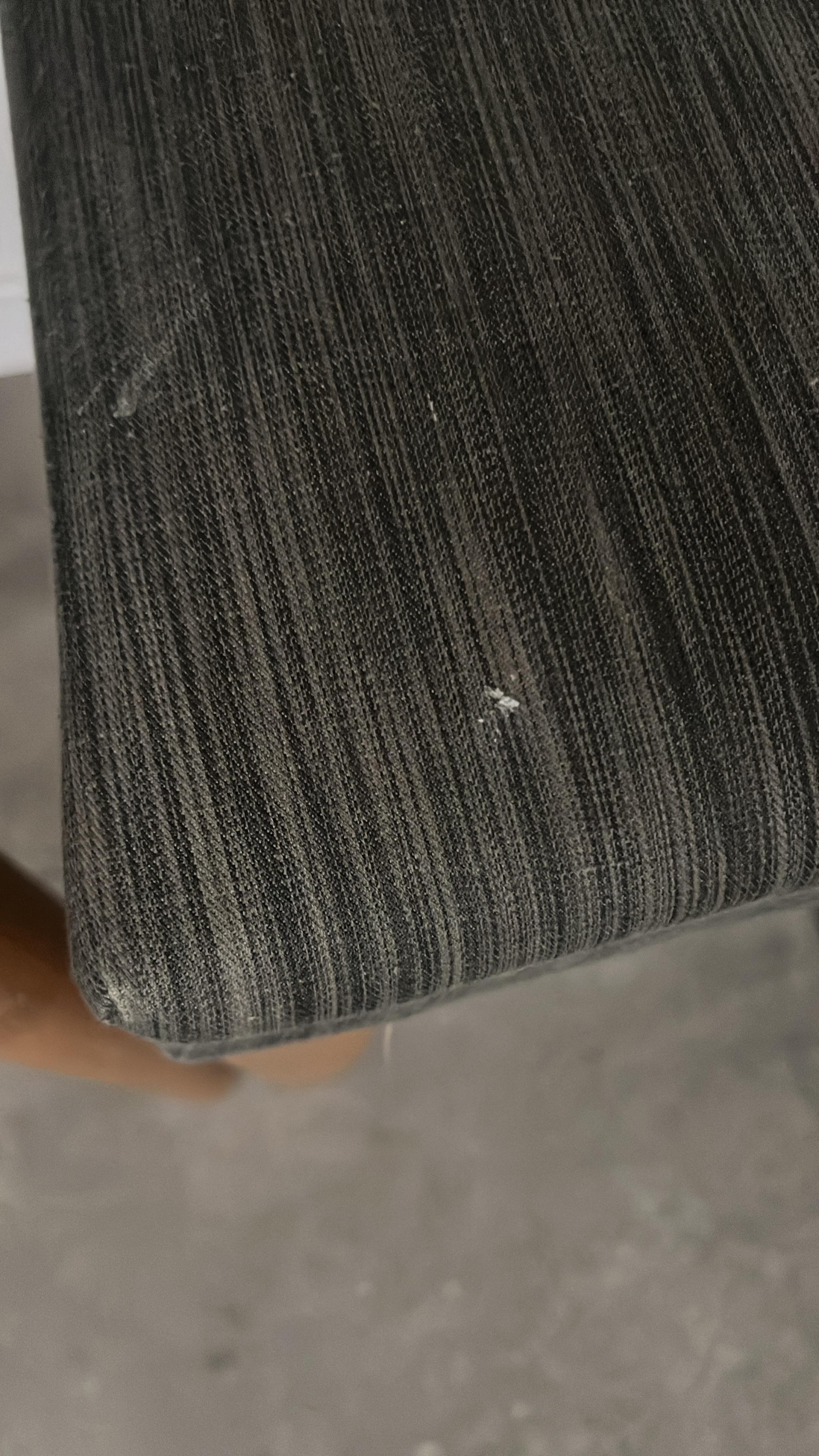 Verschmutzung auf einem der 2 Stühle