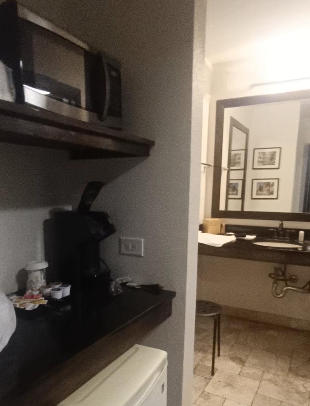 El frigobar no enfriaba y es viejo.