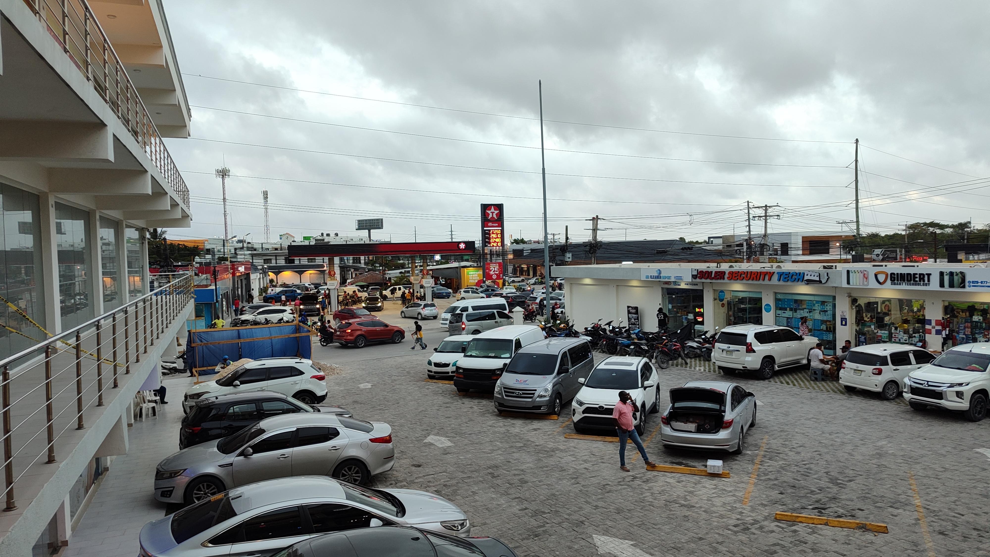 El barrio de Friusa, donde esta la gasolinera o "bomba", alli puedes coger una moto a la playa (es barato). Cuidado con ir a la derecha, donde esta el barrio del Hoyo, no es recomendable ese barrio, ni para visitar