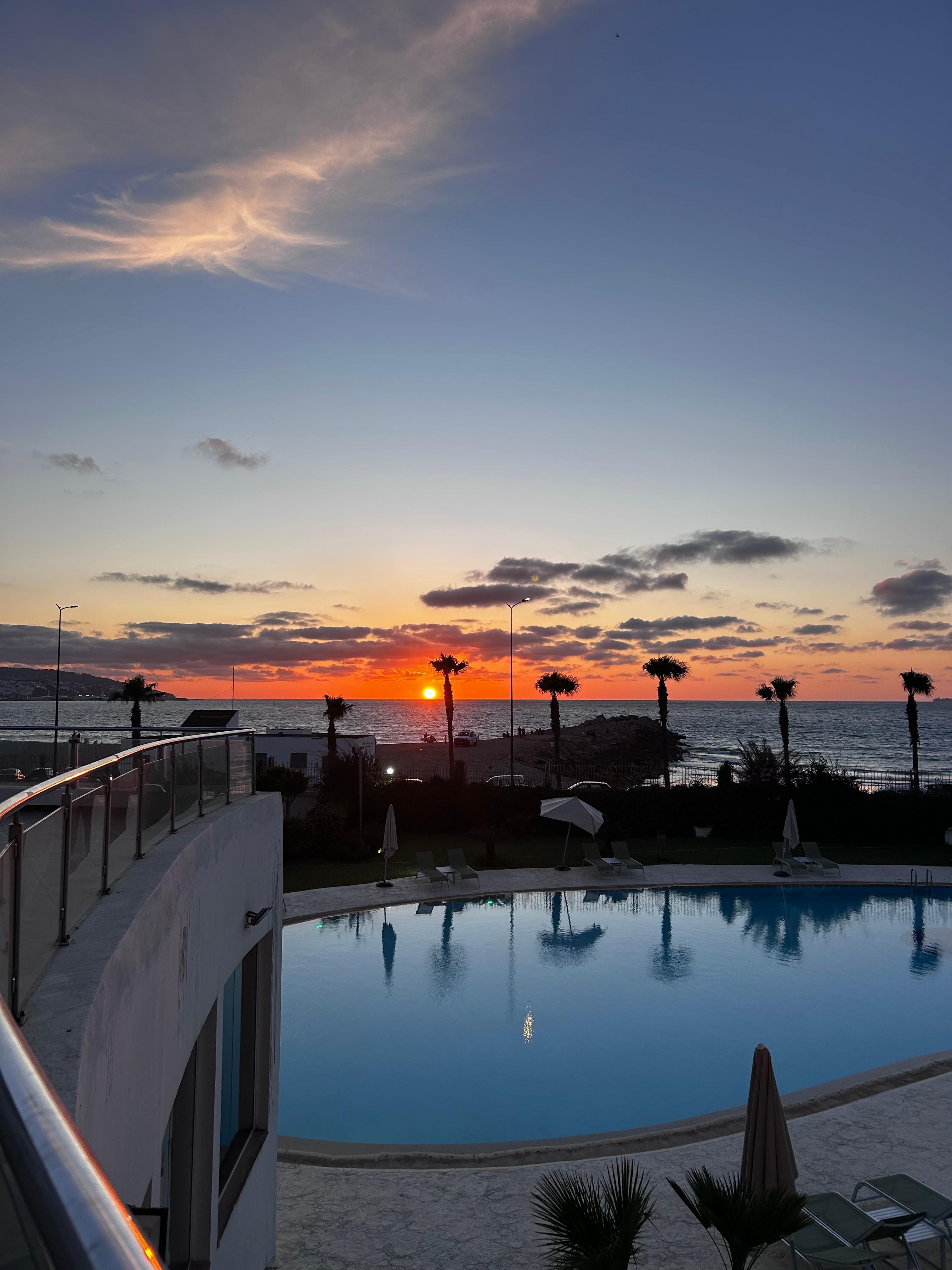 Il faut prendre une chambre vue piscine pour profiter du coucher de soleil depuis sa chambre! Sinon belle vue depuis la terrasse. 