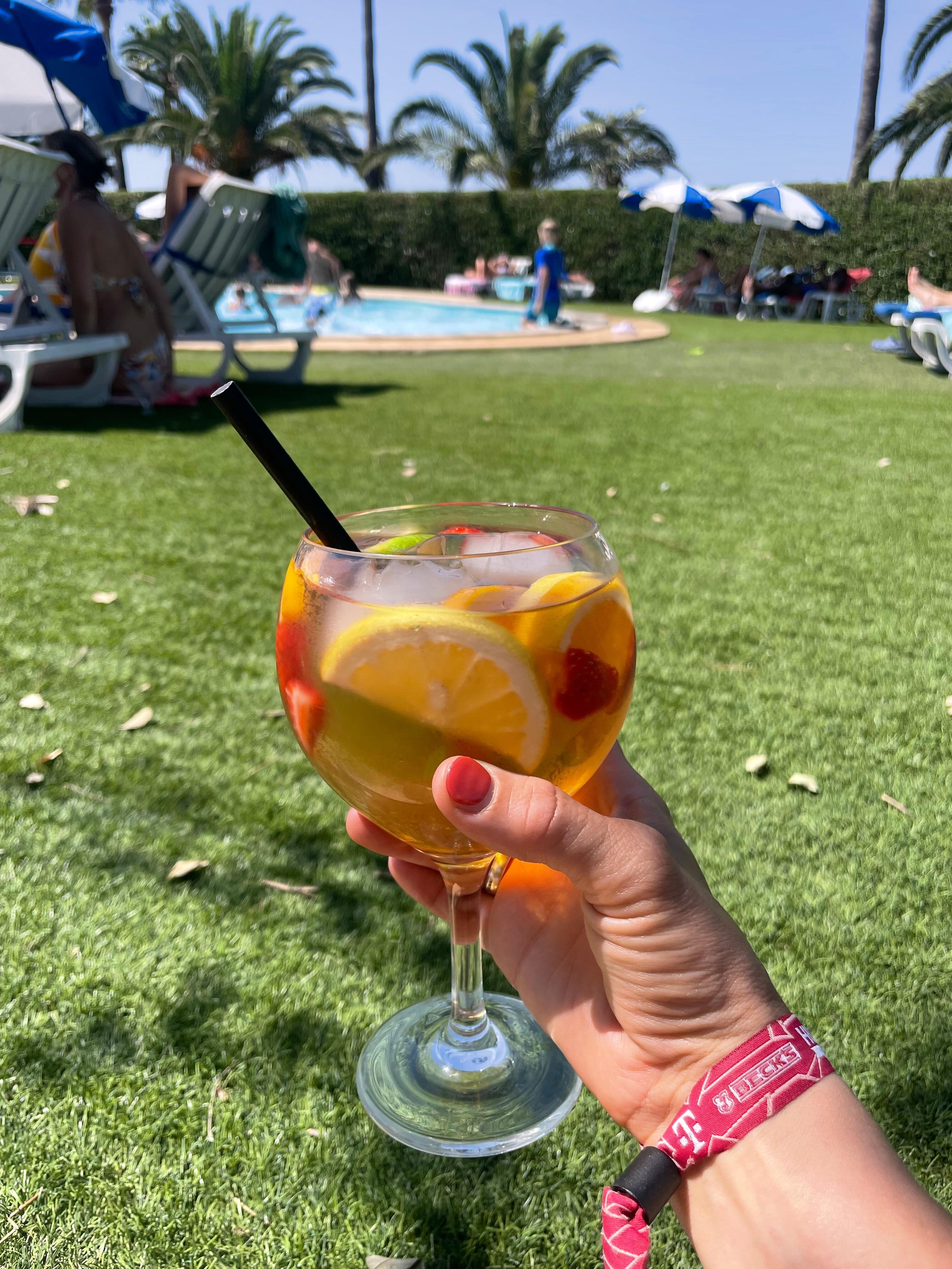 Getränk von der Poolbar