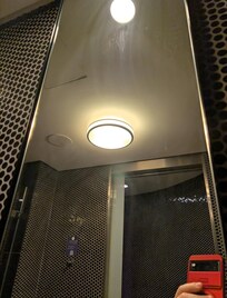 Dies ist das Ersatzzimmer. Im Bad ist am Abend Rauchgeruch, wahrscheinlich über die Lüftungsanlage. Wir waren in einem Nichtraucher Zimmer..