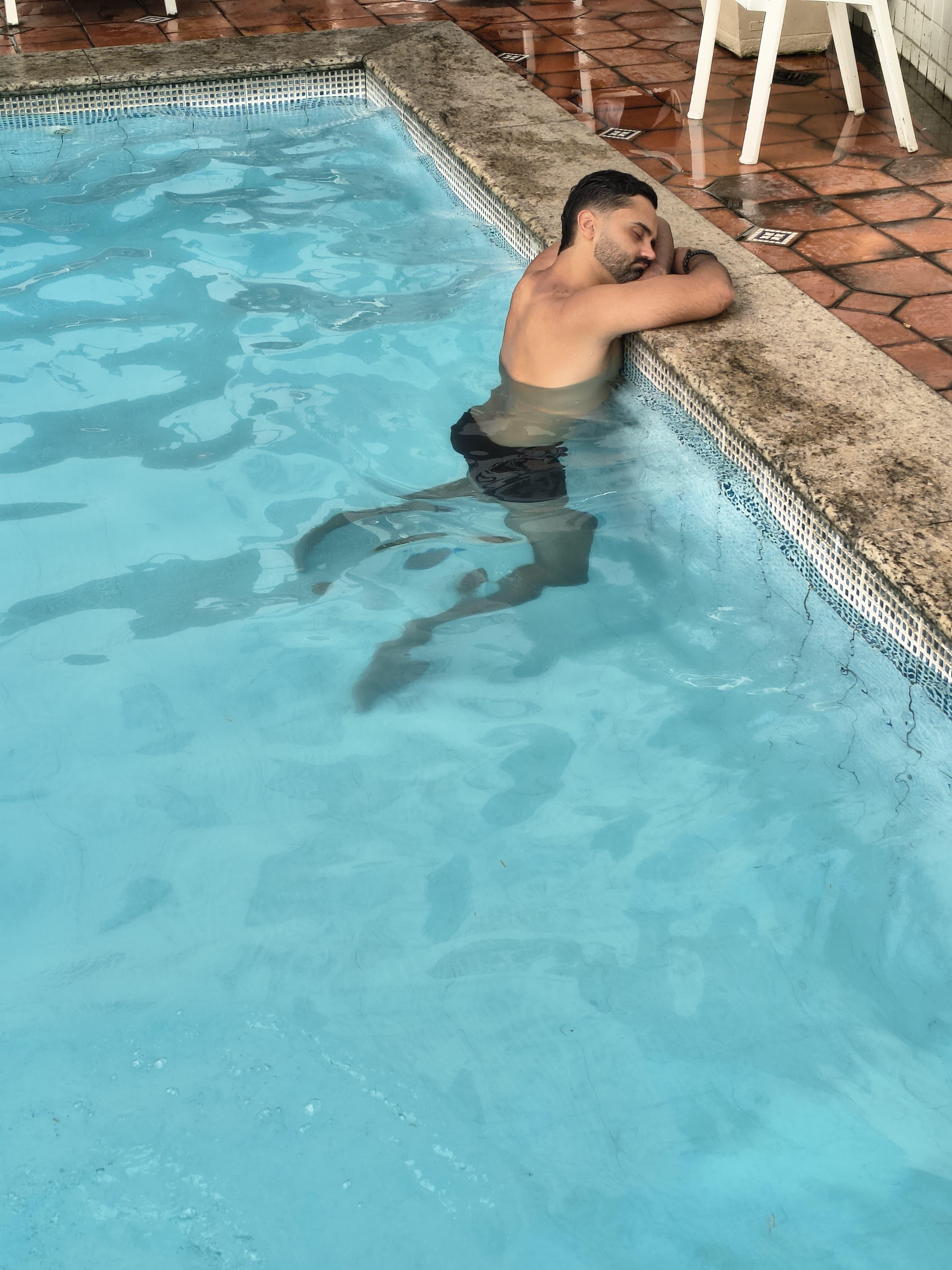 Até dormi na piscina 